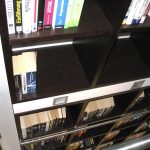 Bücherregal mit Anlegeleiter